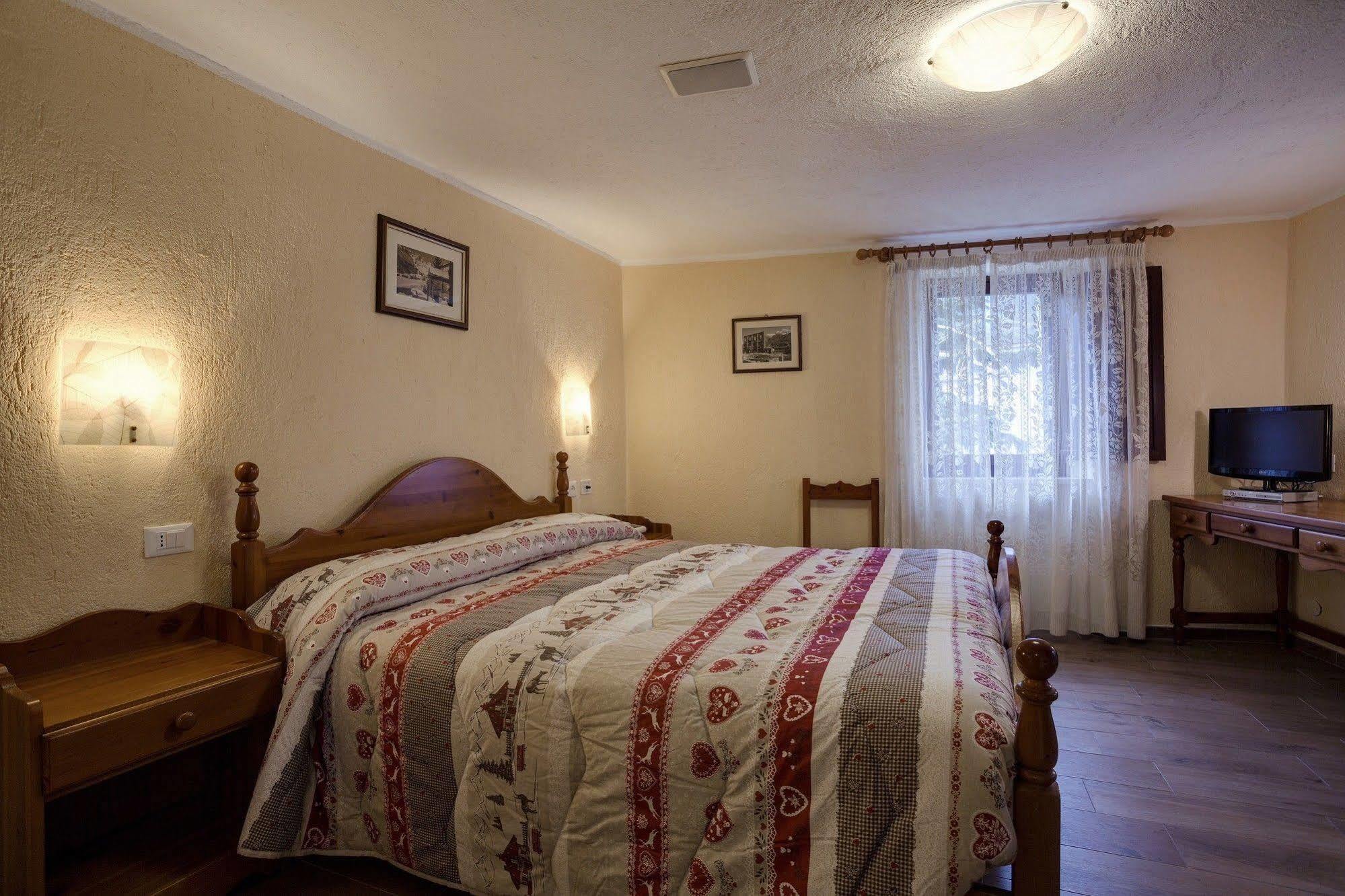 Hotel Cecchin Aosta Kültér fotó